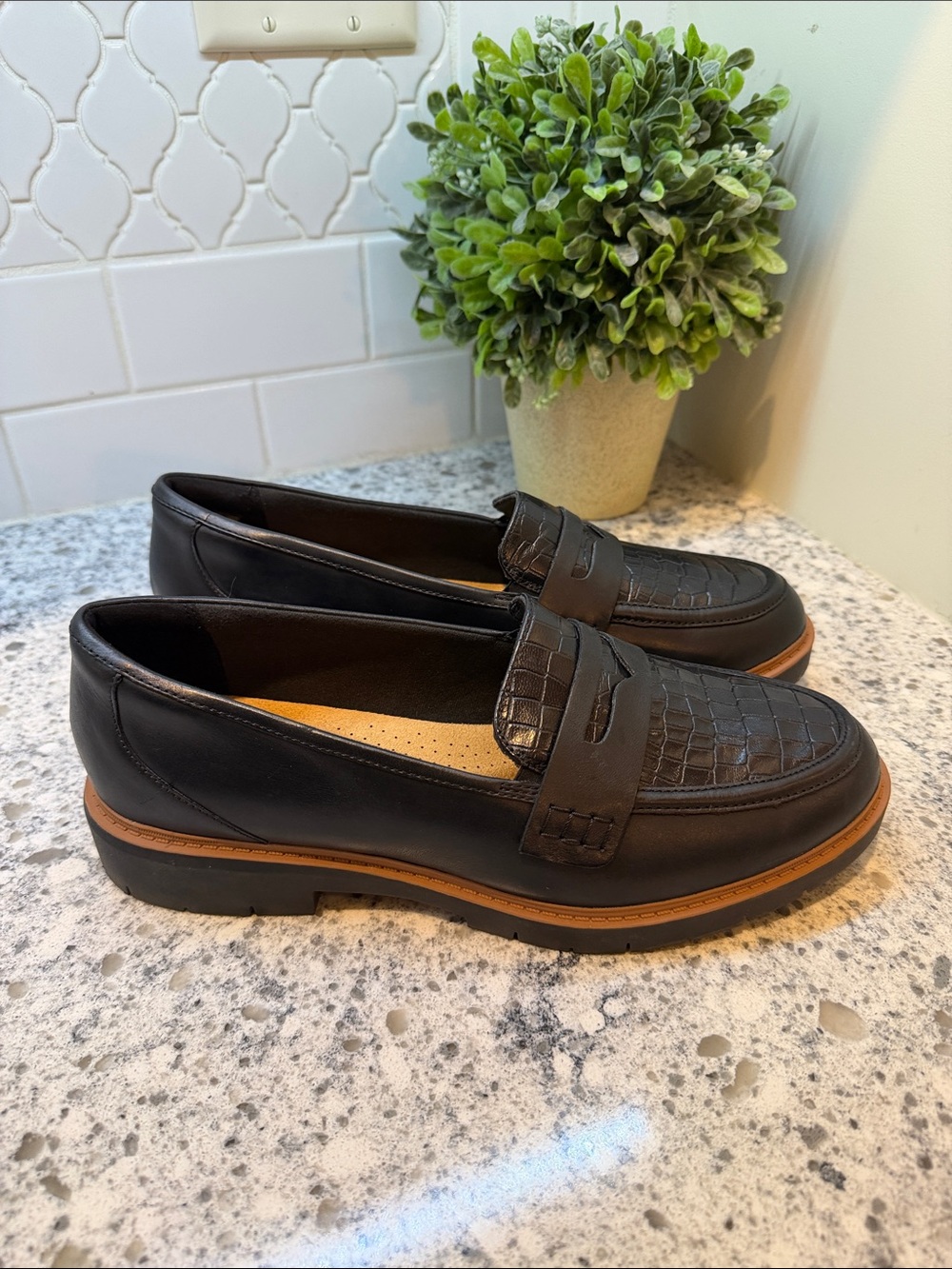 Clarks Westlynn Ayla Black Leather Penny Loafers for Women size 11